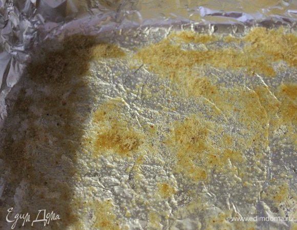 Теперь берем форму, застилаем ее фольгой, смазываем 1 ст.л. растительного масла и посыпаем сухарями.