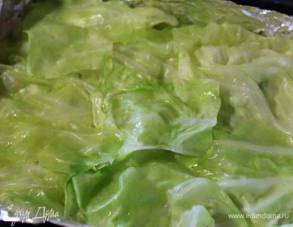 .. накрываем капустными листьями. Все слои повторяем еще раз. Последний слой должен быть капустный.