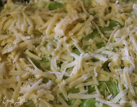 сыр Российский натираем на крупной терке и посыпаем запеканку сверху.