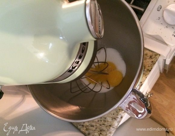В чаше взбить желтки с сахаром. 