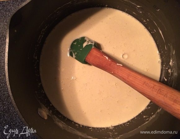 К взбитым желткам добавить молочно-сливочную смесь, хорошо перемешать и вернуть на огонь, варить до загустения, помешивая.

Остудить, залить в мороженицу. Или убрать в морозильник, доставайте каждый час контейнер и хорошенько перемешивайте.

Постарайтесь взять форму по размеру будущей бисквитной основы.