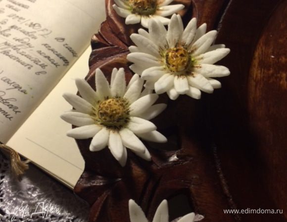 Украсить цветами из мастики (можно живыми) слегка вдавливая их в меренгу.