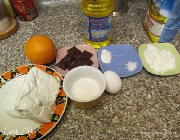 Для начала подготавливаем все необходимые ингредиенты. Муку просеиваем.