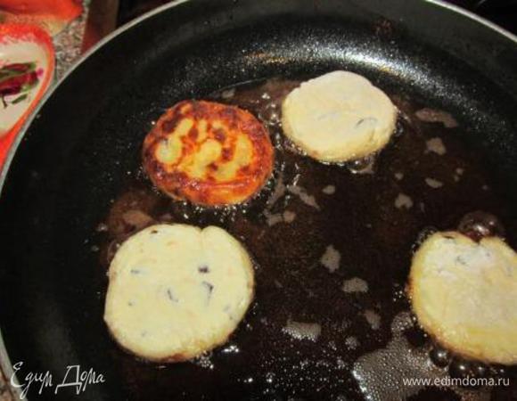 В разогретой сковороде с растительным маслом обжариваем сырники с двух сторон до золотистого цвета. Обжаренные сырники укладываем на бумажное полотенце, чтобы убрать излишки жира.
Духовой шкаф разогреваем до 150 градусов.