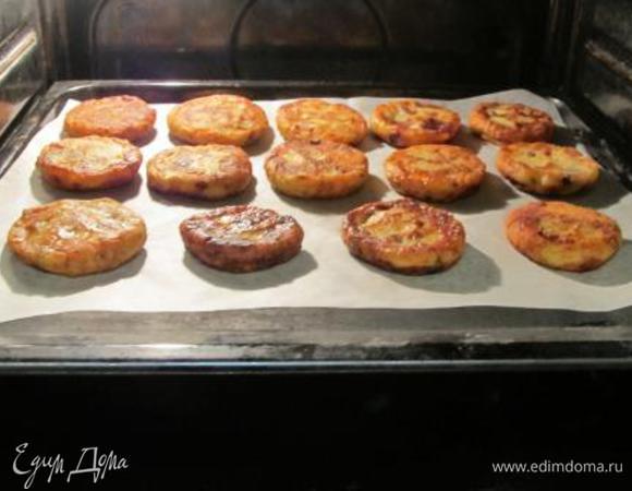 На противень, застеленный пергаментом, укладываем сырники, отправляем в духовой шкаф на 15 минут.
