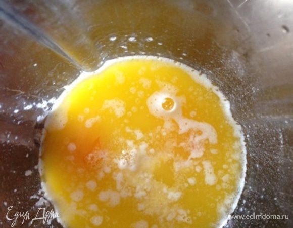 Ставим разогреваться духовку до 180 градусов.
Взбиваем в блендере растопленное сливочное масло, сахар, яйца, соль и ванилин.