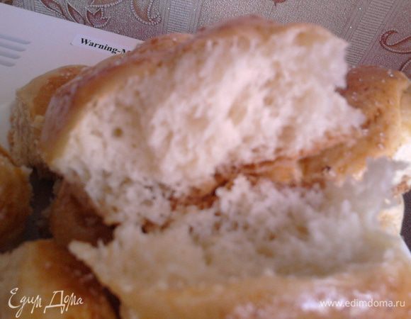 Смешать в теплой воде или молоке дрожжи, сахар, яйцо, соль,  и растопленное сливочное масло, и половиной муки. 
