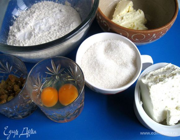 Приготовить все необходимое. Изюм залить кипятком на несколько минут, откинуть на сито, дать просохнуть. Если творог не однородной структуры - протереть через сито.

