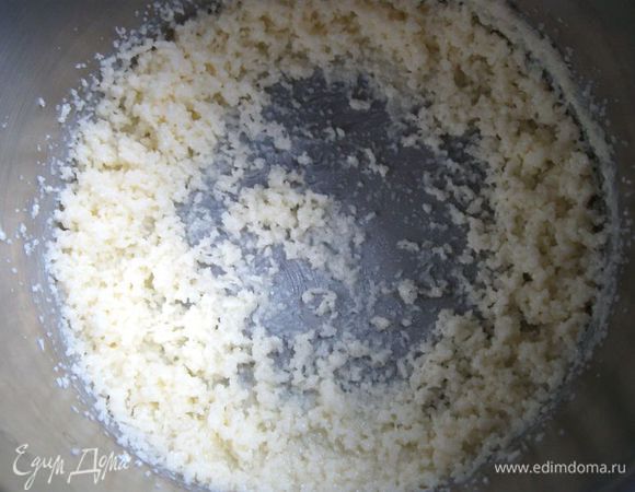 Сахарный песок и сливочное масло взбивать миксером  минуты 3-4.