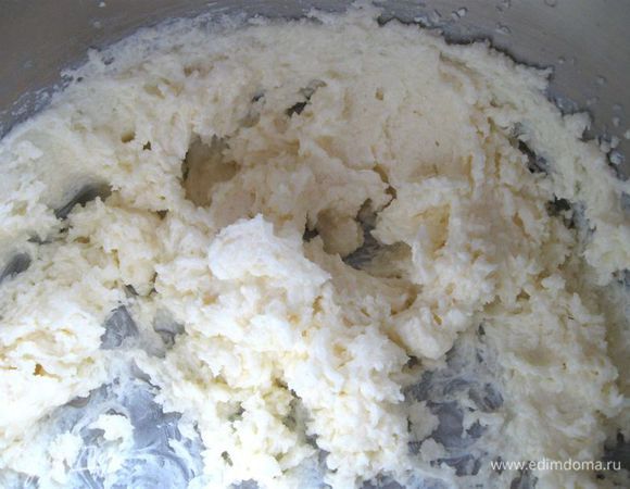 Добавить  творог и взбивать  дальше до однородности.