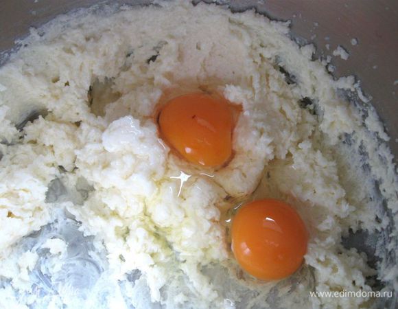 Добавить яйца ( необходимо 80 г яиц без скорлупы, это примерно 2 маленьких куриных яйца; если яйца крупные, то используйте целое яйцо и желток). Если вам придется  после взвешивания убавить часть яйца, то убавляйте белок.