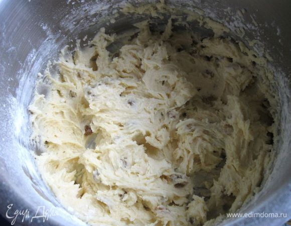 Размешать тесто тщательно миксером, добавив изюм.