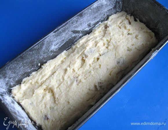 Выложить тесто в смазанную оливковым маслом и присыпанную мукой форму.