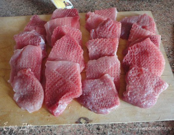 1. Мясо нарежьте на тонкие медальоны или пластины и слегка отбейте.