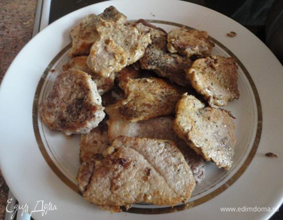 2. Поперчите, (не солите), смажьте сметаной и оставьте так на 40 минут.
3. Промаринованное мясо обжарьте с обеих сторон по 2 минуты.