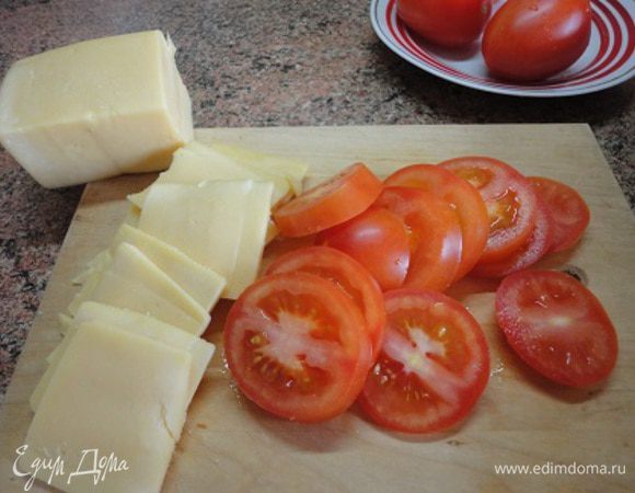 4. Порежьте помидоры (лучше брать некрупные, в ингредиентах почему-то только черри можно было выбрать) толстыми кружочками, любой твердый сыр пластинами.
