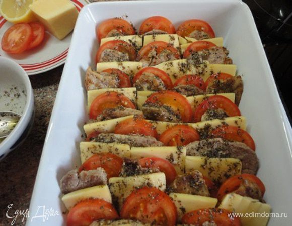 5. Форму для выпечки смазать растительным маслом и выложить мясо, перекладывая сыром и помидорами.
6. Приготовить заливку: смешать 1 си. ложку оливкового масла, сок половины лимона, базилик, кориандр, оставшийся перец и соль. Залить заправкой мясо.
духовку включить для разогрева до 200 градусов.