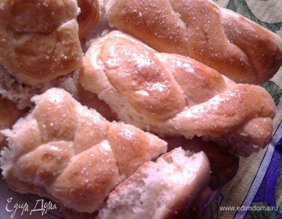 Противень застелить бумагой смазанной маслом. И выложить на противень булочки для расстойки, накрыв полотенчиком и в теплое место. Минут 40-60 (смотря как будут подниматься). У меня за пол часа выросли. 
Смазать желтком, разведённым с водой, присыпать сахаром и выпекать 15-20 минут. 