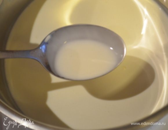 Довести до кипения 250 мл сливок, с молоком и с солью