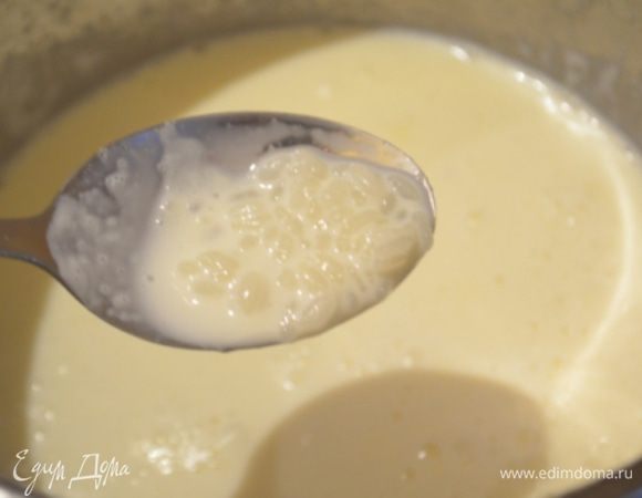всыпать рис (его промыть заранее), сахар и ванильный сахар и снова довести до кипения. Варить на слабом огне рис примерно 40 минут, он должен едва кипеть