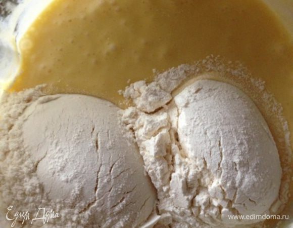 Просеиваем муку с разрыхлителем и содой.
Добавляем к масляной массе стакан просеяной муки, взбиваем, затем вливаем сметану (у меня 20%), смешиваем и добавляем оставшуюся муку.
Еще раз все хорошенько взбиваем и тесто готово.
