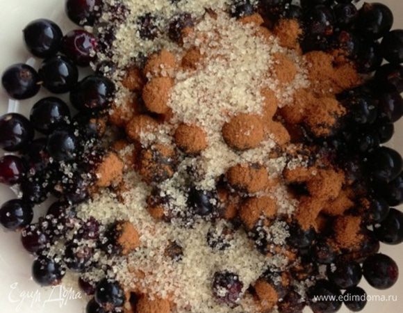 Соединяем в миске вымытую и просушенную ягоду с коричневым сахаром. Я еще добавила корицу. Но это по желанию.