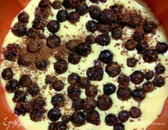 Выливаем половину теста в форму (я брала силиконовую 18 см и ничем не смазывала, если берете обычную, то хорошенько смажьте ее маслом).
Выкладываем на тесто половину ягод.