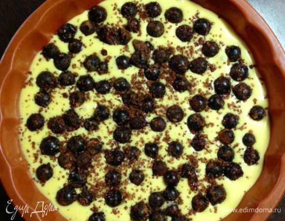 Покрываем оставшимся тестом и выкладываем на него вторую половину ягод.