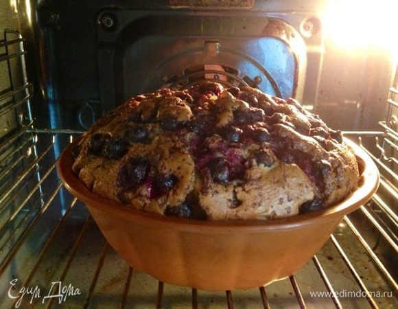 Ставим в разогретую духовку минут на 50-60. У меня стоял час.
Пирог очень вырастает в объеме.
Вот что у меня получилось из заполненной на половину формы.