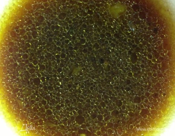 Для заправки смешиваем сок апельсина, масло, уксус и перец по вкусу.