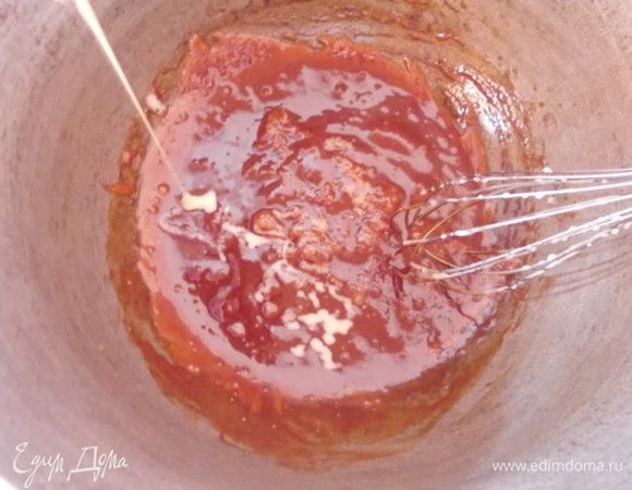 Всыпать ложку кофе и постепенно вливаем сгущенное молоко,не прекращая помешивать.Мешать до однородности и снять с огня,продолжая мешать.