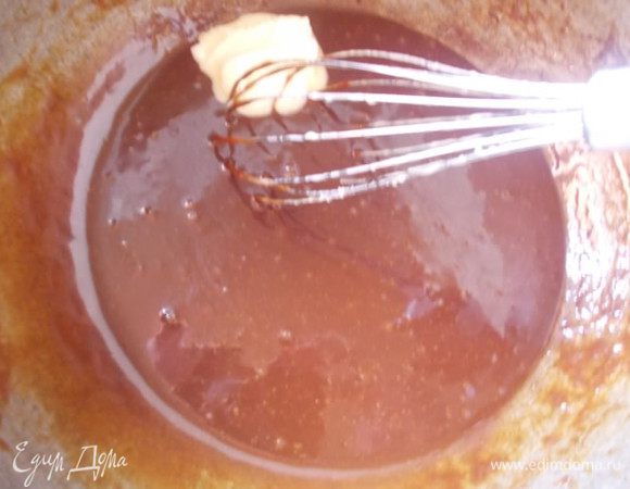 Постепенно в три-четыре раза добавляем масло мягкое. Не переставая мешать венчиком. Затем оставить до остывания.