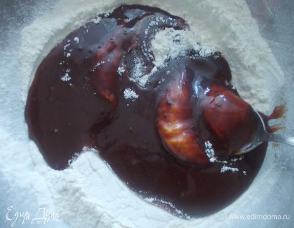 Когда остынет,вводим в просеянную муку и перемешиваем до однородности.