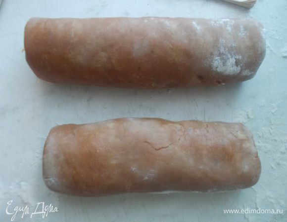 Делим тесто на две части и делаем колбаски. Заворачиваем в пленку и отправляем на несколько часов в холодильник,можно на ночь.