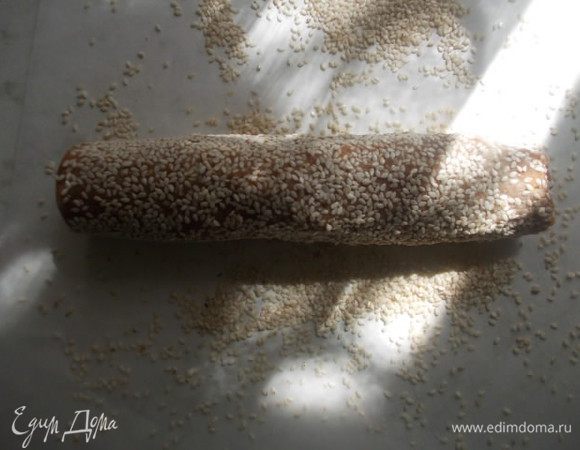 Достать тесто,обвалять в кунжуте,как-бы вжимая его и вдавливая. 