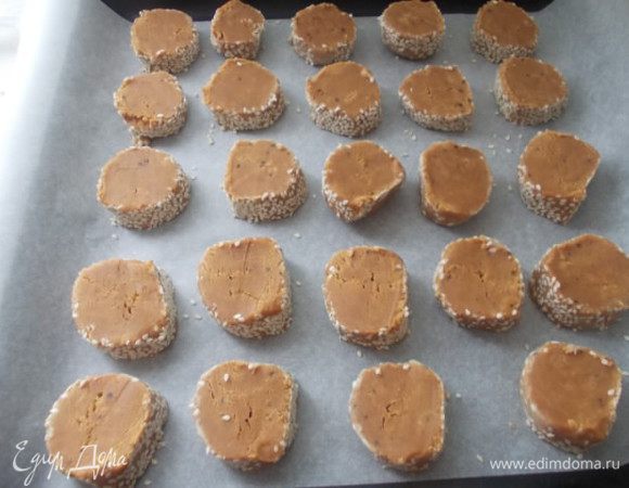 Порезать его на колечки около 1-1.5 см и выложить на противень с пергаментом,убрать в холодильник,а лучше в морозильник,минут 20-25. Тем временем включить духовку для разогрева 180С. Выпекать печенье  20 минут.