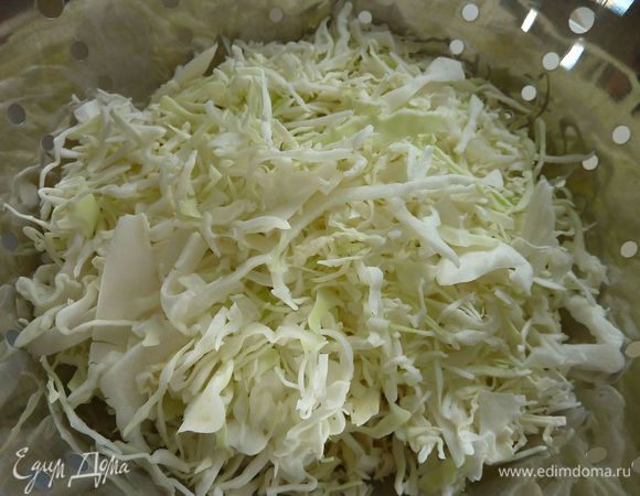 Капусту нашинковать. Капусту выложить в большой  дуршлаг для пасты.
Посыпать солью и хорошо перемешать.

Дать по стоять часа 2-3 . Капуста сильно уменьшится в объеме.

Промыть капусту в холодной воде и хорошо просушить на полотенце или в специальной сушилки для салатов.