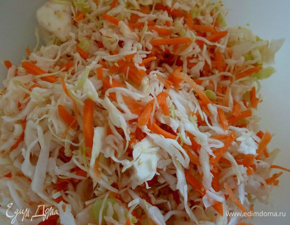 Натереть морковку и обжарить кунжут. Всё перемешать в миске. Добавить клюкву.
