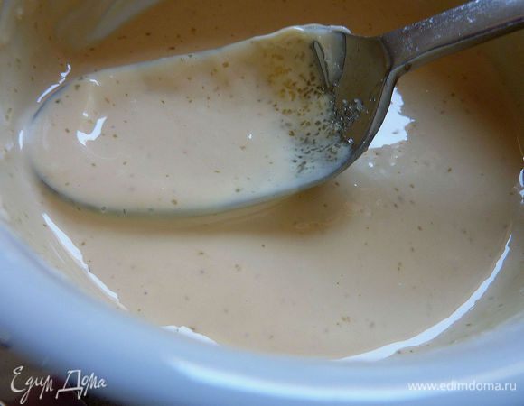 Выдавить чеснок.
Перемешать в мисочке все ингредиенты для соуса.
