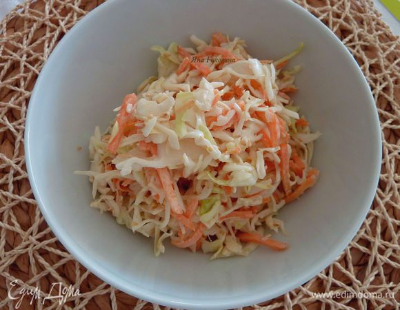 Перемешать соус с овощами и можно поддавать сразу или через пару часов , капуста не даст сок.
