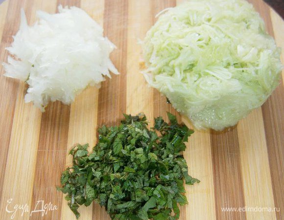 Кабачок натереть на мелкой тёрке. Луковицу натереть на крупной тёрке. Зубчик чеснока  и листики мяты мелко нарезать.