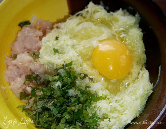 Из куриного филе (у меня было филе, весом 260 г) приготовить фарш. Добавить к фаршу  хорошо отжатый от сока кабачок, лук, чеснок и мяту. Вбить яйцо.