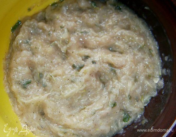 Добавить соль и специи по вкусу. Хорошо перемешать. ( Я перемешала, и мне показалась масса жидковатой, добавила ещё  1 ст. л. кукурузного крахмала).