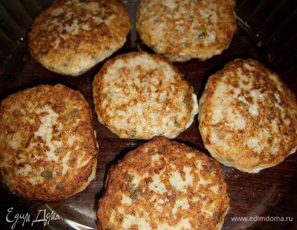 Сложить котлеты в форму для запекания.