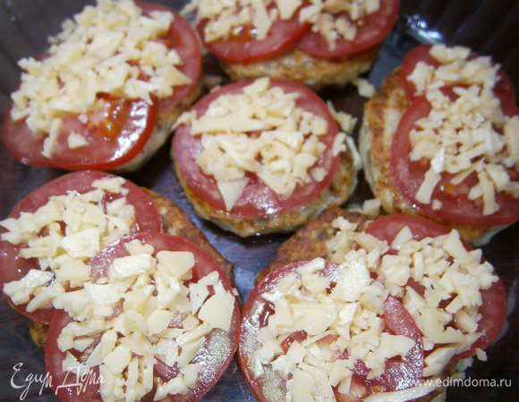 Выложить сверху нарезанные кружочками помидоры. Посыпать тёртым сыром.