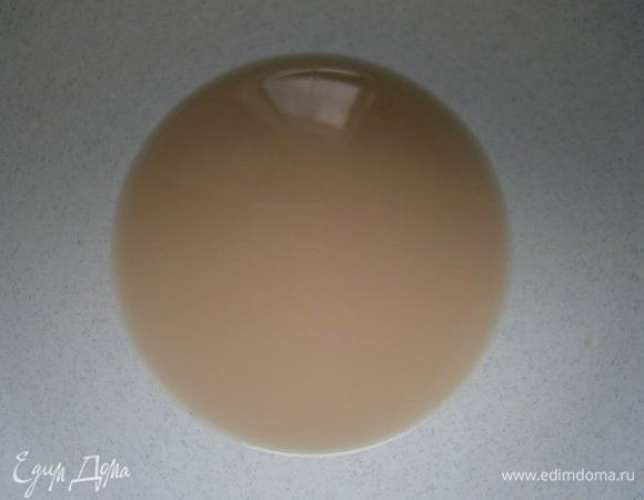 В тёплой воде растворить дрожжи и сахар.
