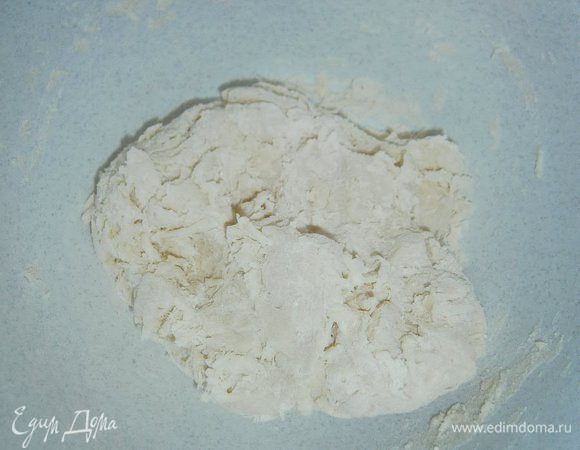 Добавить просеянную муку с сухим молоком, слегка перемешать. Вбить яйцо и замесить тесто. Месить примерно 7  минут.