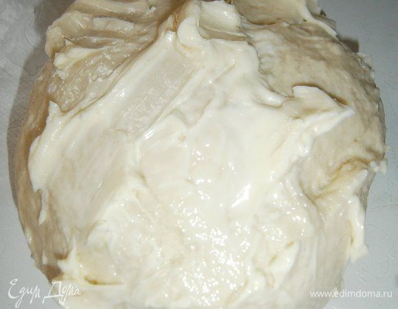 В конце замеса ввести соль и мягкое сливочное масло. Ещё раз хорошо вымесить. 