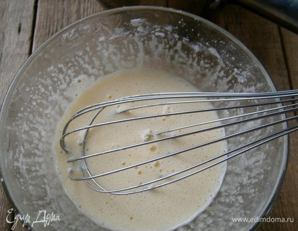 Пока тесто подходить, приготовим крем: молоко нагреть в кастрюльке.
Яйцо смешать с сахаром, крахмалом и ванильным сахаром. 