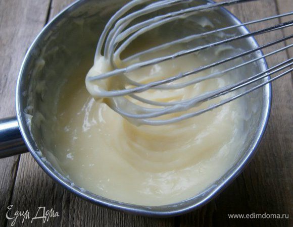 Перелить массу обратно в кастрюльку и варить на небольшом огне, постоянно помешивая. Снять с огня, ввести мягкое сливочное масло и перемешать до однородности. Дать крему полностью остыть